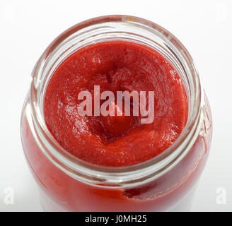 Close-up di imboccatura del vaso con il concentrato di pomodoro. Vista dall'alto. Foto Stock