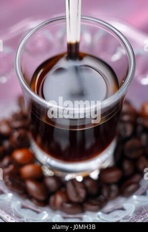 Caffè alla Turca in un bicchiere. Profondità di campo. Foto Stock