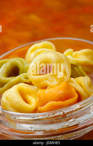 Recentemente bollita e tortellini (con carne, pomodoro e spinaci riempimento) in recipiente di vetro Foto Stock