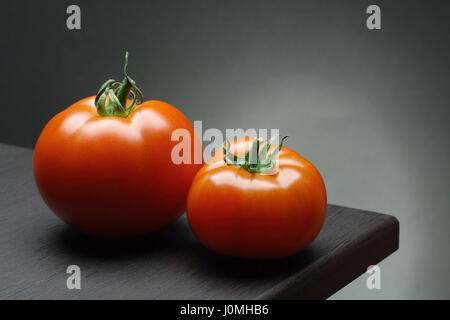Ancora in vita con due pomodori rossi sulla parte superiore della tavola. Foto Stock