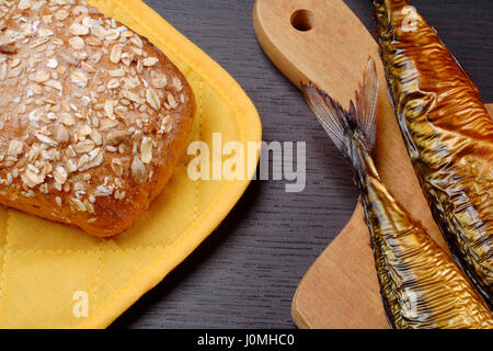 Ancora in vita con due fumo-essiccato sgombro e pane. Foto Stock