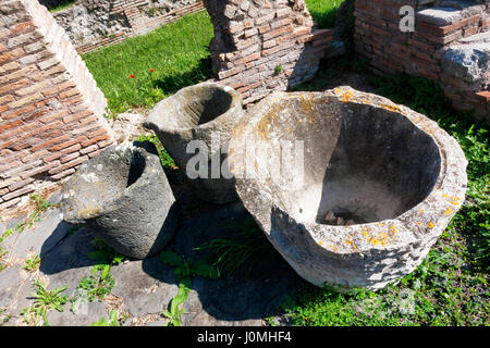 Rovine dei romani i contenitori utilizzati nel mulino Foto Stock