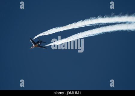 Maribor, Slovenia - 7 Aprile 2017: Alpha Jet della Red Bull team display Flying tori eseguendo acrobazie aeree a formazione annuale camp di Maribor Foto Stock