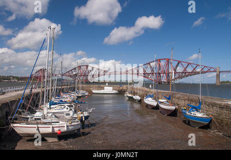 South Queensferry porto sul Firth of Forth con ponte ferroviario dietro. Foto Stock