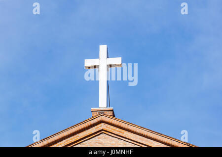 Croce sul campanile della moderna Chiesa Cristiana sotto il cielo blu Foto Stock