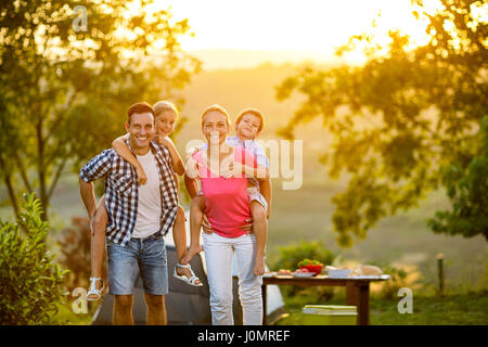 La famiglia dei genitori bambini stare insieme il concetto di vacanza Foto Stock