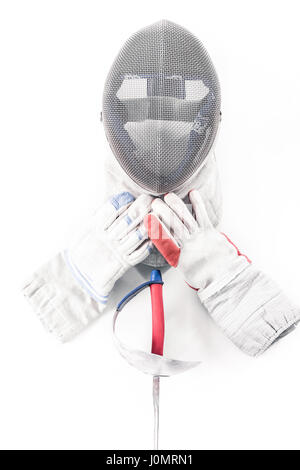 Professional Fencing Equipment, maschera, guanti e rapier isolato su bianco Foto Stock