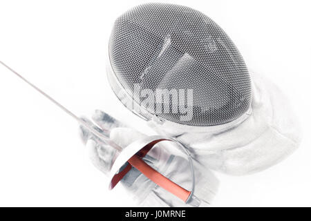 Professional Fencing Equipment, maschera, guanto e rapier isolato su bianco Foto Stock