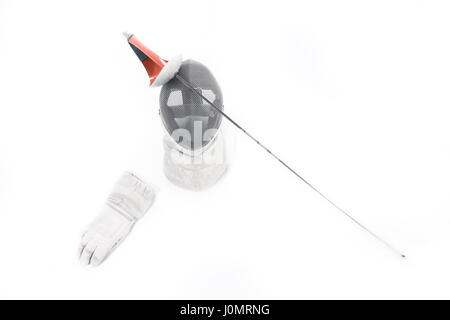 Professional Fencing Equipment, maschera, guanto e rapier isolato su bianco Foto Stock