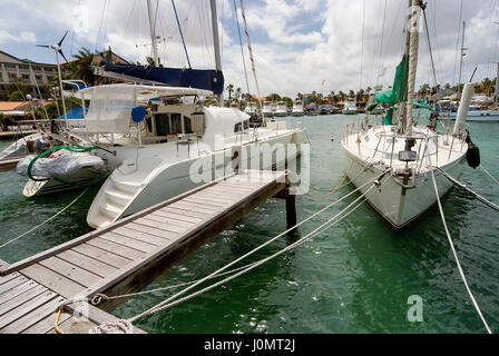 In catamarano e barca a vela ormeggiata nel porto di Aruba in una giornata di sole Foto Stock