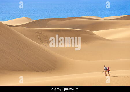 I turisti sulla sabbia di Maspalomas Dunes National Park, Gran Canaria, Spagna Foto Stock