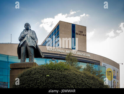Statua di bronzo di J.B. Priestley (1894-1984) al di fuori del Museo National Media, Bradford, Regno Unito. Scultore - Ian Judd Foto Stock