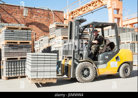 Driver sul carrello di sollevamento carichi di prodotti di impianto Foto Stock