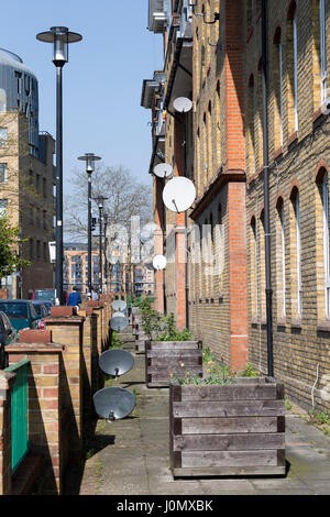 Antenne paraboliche sull'esterno della casa di Hythe, Ferroviaria Avenue, Southwark, Londra, Inghilterra, Regno Unito. Foto Stock