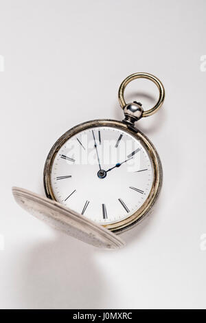 Antique Ami Sandoz & Fils Swiss intagliato a mano scappamento Duplex argento stile pocket watch c 1860 Foto Stock