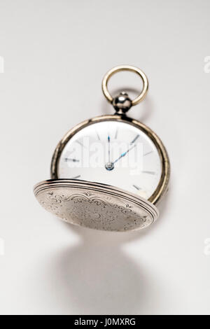 Antique Ami Sandoz & Fils Swiss intagliato a mano scappamento Duplex argento stile pocket watch c 1860 Foto Stock