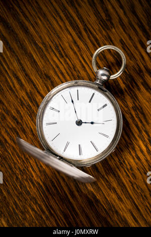 Antique Ami Sandoz & Fils Swiss intagliato a mano scappamento Duplex argento stile pocket watch c 1860 Foto Stock