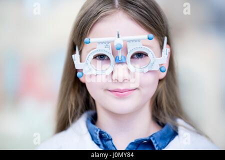 Ritratto di una ragazza che indossa il telaio di prova, close-up. Foto Stock