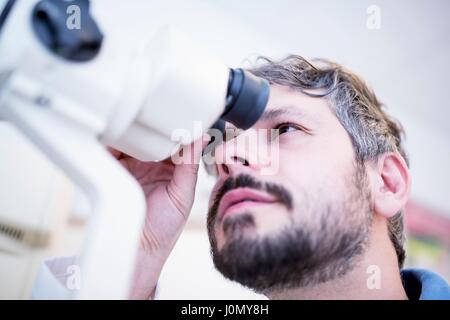 All'ottico optometrista eseguendo la prova dell'occhio in all'ottico optometrista del negozio, close-up. Foto Stock