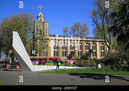 Scala verso il cielo Memorial con San Giovanni su Bethnal Green chiesa dietro, a Tower Hamlets, East London, Regno Unito Foto Stock