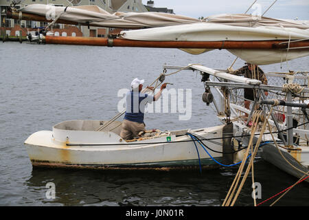 Tonnetto striato equipaggio preparare la barca di push Foto Stock