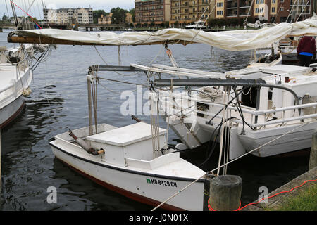 Pushboat sulla gru linee presso la poppa di una baia di Chesapeake Skipjack Foto Stock