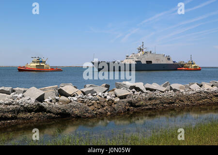 USS Milwaukee (LCS-5) trainato nel bacino portuale PRESSO NS Mayport, FL Foto Stock