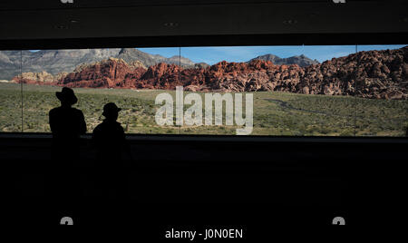 I visitatori del Centro Visitatori del Red Rock Canyon in Nevada Foto Stock