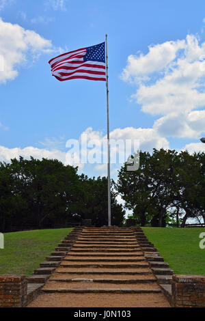 La bandiera americana vola in cima bandiera Pole Hill, uno dei punti più alti in Dallas Texas. Foto Stock