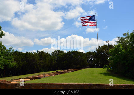 La bandiera americana vola in cima bandiera Pole Hill, uno dei punti più alti in Dallas Texas. Foto Stock