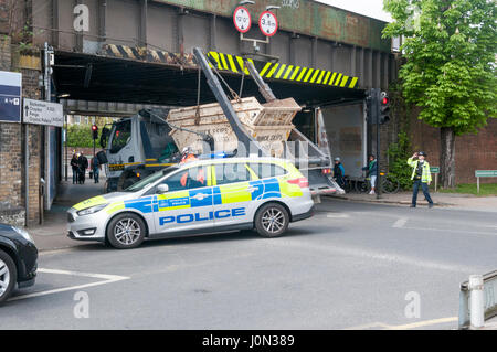 Shortlands, a sud di Londra, Regno Unito. Xiv Apr, 2017. A SALTARE camion ha colpito la bassa ponte ferroviario al di fuori della stazione Shortlands all ora di pranzo. I treni sono stati ritardati mentre il ponte è stato controllato per verificare la presenza di danni strutturali e le lunghe code di traffico costruito sulla strada principale che passa sotto il ponte. La polizia frequentare la rimozione del camion. Credito: UrbanImages/Alamy Live News Foto Stock