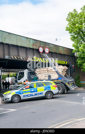 Shortlands, a sud di Londra, Regno Unito. Xiv Apr, 2017. A SALTARE camion ha colpito la bassa ponte ferroviario al di fuori della stazione Shortlands all ora di pranzo. I treni sono stati ritardati mentre il ponte è stato controllato per verificare la presenza di danni strutturali e le lunghe code di traffico costruito sulla strada principale che passa sotto il ponte. La polizia frequentare la rimozione del camion. Credito: UrbanImages/Alamy Live News Foto Stock