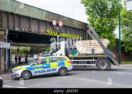 Shortlands, a sud di Londra, Regno Unito. Xiv Apr, 2017. A SALTARE camion ha colpito la bassa ponte ferroviario al di fuori della stazione Shortlands all ora di pranzo. I treni sono stati ritardati mentre il ponte è stato controllato per verificare la presenza di danni strutturali e le lunghe code di traffico costruito sulla strada principale che passa sotto il ponte. La polizia frequentare la rimozione del camion. Credito: UrbanImages/Alamy Live News Foto Stock