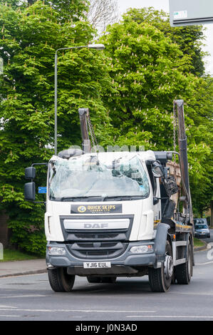 Shortlands, a sud di Londra, Regno Unito. Xiv Apr, 2017. A SALTARE camion ha colpito la bassa ponte ferroviario al di fuori della stazione Shortlands all ora di pranzo. I treni sono stati ritardati mentre il ponte è stato controllato per verificare la presenza di danni strutturali e le lunghe code di traffico costruito sulla strada principale che passa sotto il ponte. Danneggiato cabina di autocarro. Credito: UrbanImages/Alamy Live News Foto Stock