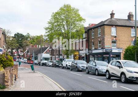 Shortlands, a sud di Londra, Regno Unito. Xiv Apr, 2017. A SALTARE camion ha colpito la bassa ponte ferroviario al di fuori della stazione Shortlands all ora di pranzo. I treni sono stati ritardati mentre il ponte è stato controllato per verificare la presenza di danni strutturali e le lunghe code di traffico costruito sulla strada principale che passa sotto il ponte. Code di traffico attraverso Shortlands Village. Credito: UrbanImages/Alamy Live News Foto Stock