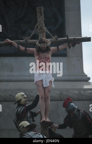 Londra, Regno Unito. Xiv Apr, 2017. Passione in piazza ogni anno un evento atteso da molti per la sua professionalità e la realtà della rievocazione storica della vita e del sacrificio di Cristo, e l'attenzione al dettaglio di abbigliamento e di lingua dell'aramaico la lingua e le tradizioni del tempo. Frequentato ed apprezzato da migliaia di persone stipate Trafalgar Square in una giornata di sole in quello che è diventato un deve fare e vedere nel periodo di Pasqua a Londra @Paolo Quezada Neiman/Alamy Live News Foto Stock