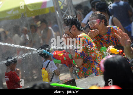 Bangkok, Tailandia. Xiv Apr, 2017. Il turista a godere di un Songkran Festival lotta acqua tenutosi presso il Dinosaur Planet theme park a Bangkok, Thailandia, 14 aprile 2017. Songkran Festival, noto anche come il festival dell'acqua, è celebrata in Thailandia come il tradizionale il giorno di Capodanno, che normalmente dura da aprile 13 al 15. Credito: Rachen Sageamsak/Xinhua/Alamy Live News Foto Stock