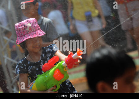 Bangkok, Tailandia. Xiv Apr, 2017. Una ragazza spruzza acqua durante un festival di Songkran acqua lotta svoltasi presso il Dinosaur Planet theme park a Bangkok, Thailandia, 14 aprile 2017. Songkran Festival, noto anche come il festival dell'acqua, è celebrata in Thailandia come il tradizionale il giorno di Capodanno, che normalmente dura da aprile 13 al 15. Credito: Rachen Sageamsak/Xinhua/Alamy Live News Foto Stock