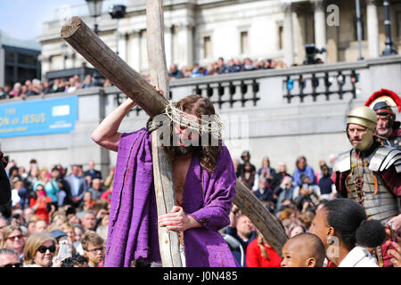 Londra, Regno Unito. Xiv Apr, 2017. La Station Wagon Watershall giocatori eseguire la passione di Gesù. Il ruolo di Gesù è giocato da James Burke-Dunsmore. La buona performance di venerdì mostra le ultime ore della vita di Gesù di Nazaret. La collina del Calvario è eretta sotto Nelson la colonna. Il gioco viene eseguito da un cast di attori 100 e animali. Credito: Dinendra Haria/Alamy Live News Foto Stock