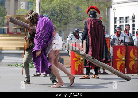 Londra, Regno Unito. Xiv Apr, 2017. La Station Wagon Watershall giocatori eseguire la passione di Gesù. Il ruolo di Gesù è giocato da James Burke-Dunsmore. La buona performance di venerdì mostra le ultime ore della vita di Gesù di Nazaret. La collina del Calvario è eretta sotto Nelson la colonna. Il gioco viene eseguito da un cast di attori 100 e animali. Credito: Dinendra Haria/Alamy Live News Foto Stock