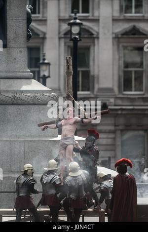 Londra, Regno Unito. Il 14 aprile, 2017. La passione di Gesù giocare da Wintershall Charitable Trust in Trafalgar Square e il Venerdì Santo. © Guy Corbishley/Alamy Live News Foto Stock