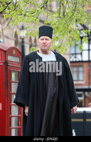 Chester, Regno Unito. Xiv Apr, 2017. Un attore nella rappresentazione della passione vestito in un religioso vestito nero, Chester, 14 Aprile, 2017 Credit: Barbara Cook/Alamy Live News Foto Stock