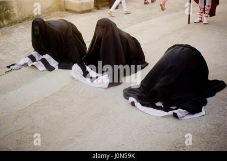 Bossost, Lleida, Spagna. Xiv Apr, 2017. Nel villaggio Aranes di Bossost penitenti prendere parte al Venerdì Santo Processione. Nel villaggio di Bossost, Pirenei a Vall d'Aran regione, vicini prendere per le strade ogni anno per la tenuta e il venerdì santo processione. Bossost è l'unico borgo che conserva ancora questa tradizione di Vall d'Aran regione e ha le sue origini dal 1879. Credito: Jordi Boixareu/ZUMA filo/Alamy Live News Foto Stock