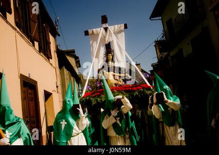 Bossost, Lleida, Spagna. Xiv Apr, 2017. Nel villaggio Aranes di Bossost penitenti portano un'immagine di Cristo e della Vergine Maria prendere parte al Venerdì Santo Processione. Nel villaggio di Bossost, Pirenei a Vall d'Aran regione, vicini prendere per le strade ogni anno per la tenuta e il venerdì santo processione. Bossost è l'unico borgo che conserva ancora questa tradizione di Vall d'Aran regione e ha le sue origini dal 1879. Credito: Jordi Boixareu/ZUMA filo/Alamy Live News Foto Stock