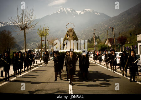 Bossost, Lleida, Spagna. Xiv Apr, 2017. Nel villaggio Aranes di Bossost donne che indossano mantiglie portano l immagine della Vergine Maria durante il Venerdì Santo Processione. Nel villaggio di Bossost, Pirenei a Vall d'Aran regione, vicini prendere per le strade ogni anno per la tenuta e il venerdì santo processione. Bossost è l'unico borgo che conserva ancora questa tradizione di Vall d'Aran regione e ha le sue origini dal 1879. Credito: Jordi Boixareu/ZUMA filo/Alamy Live News Foto Stock