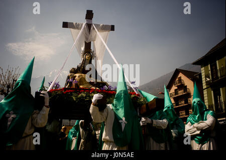 Bossost, Lleida, Spagna. Xiv Apr, 2017. Nel villaggio Aranes di Bossost penitenti portano un'immagine di Cristo e della Vergine Maria prendere parte al Venerdì Santo Processione. Nel villaggio di Bossost, Pirenei a Vall d'Aran regione, vicini prendere per le strade ogni anno per la tenuta e il venerdì santo processione. Bossost è l'unico borgo che conserva ancora questa tradizione di Vall d'Aran regione e ha le sue origini dal 1879. Credito: Jordi Boixareu/ZUMA filo/Alamy Live News Foto Stock