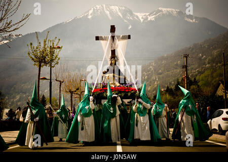 Bossost, Lleida, Spagna. Xiv Apr, 2017. Nel villaggio Aranes di Bossost penitenti portano un'immagine di Cristo e della Vergine Maria prendere parte al Venerdì Santo Processione. Nel villaggio di Bossost, Pirenei a Vall d'Aran regione, vicini prendere per le strade ogni anno per la tenuta e il venerdì santo processione. Bossost è l'unico borgo che conserva ancora questa tradizione di Vall d'Aran regione e ha le sue origini dal 1879. Credito: Jordi Boixareu/ZUMA filo/Alamy Live News Foto Stock