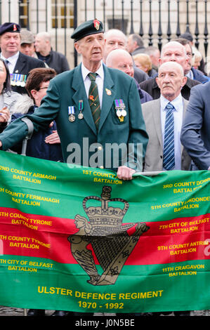 Belfast, Irlanda del Nord. 14 apr 2017 - repubblicano irlandese Saoradh gruppo protestare contro l esercito britannico veterani a Belfast City Hall. Foto Stock