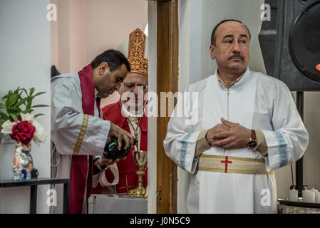 Pasqua in Iraq: Giovedì Santo il lavaggio dei piedi con Mar Louis Sako Raffaello: Preparare la comunione vino Foto Stock