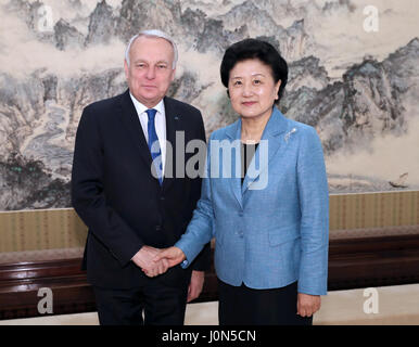 Pechino, Cina. Xiv Apr, 2017. Chinese Vice Premier Liu Yandong (R), si incontra con il Ministro francese per gli Affari Esteri e Sviluppo internazionale Jean-Marc Ayrault a Pechino Capitale della Cina, 14 aprile 2017. Credito: Ma Zhancheng/Xinhua/Alamy Live News Foto Stock